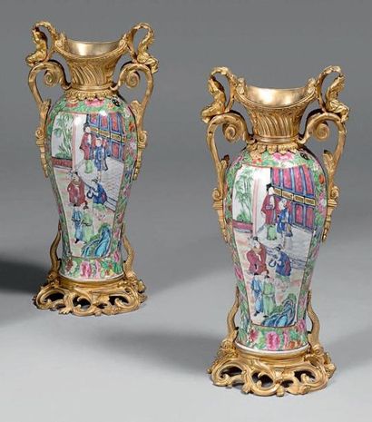  Paire de vases balustres en porcelaine décorée en émaux polychromes de personnages...