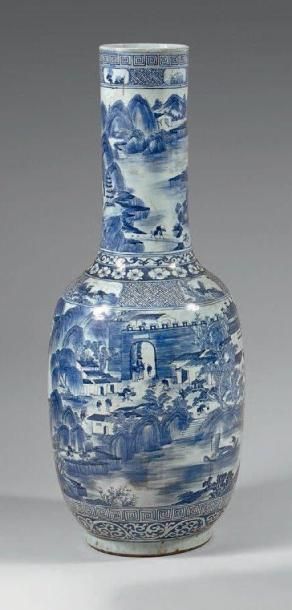  Grand vase balustre à col étroit en porcelaine décorée en bleu sous couverte d'un...