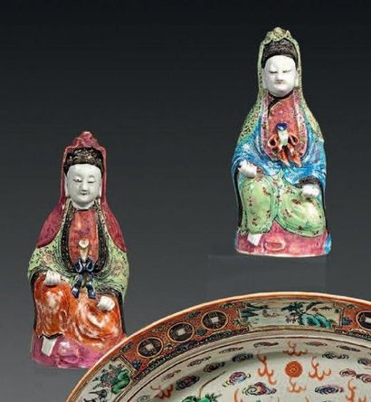  Deux statuettes de Guanyin en porcelaine émaillée en émaux de la famille rose, assises...