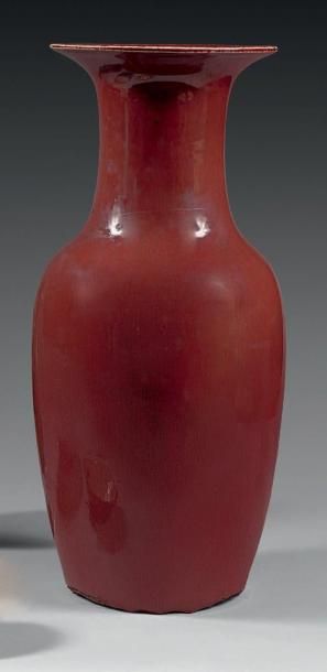  Vase de forme balustre à col évasé en porcelaine émaillée "sang de boeuf". Chine,...