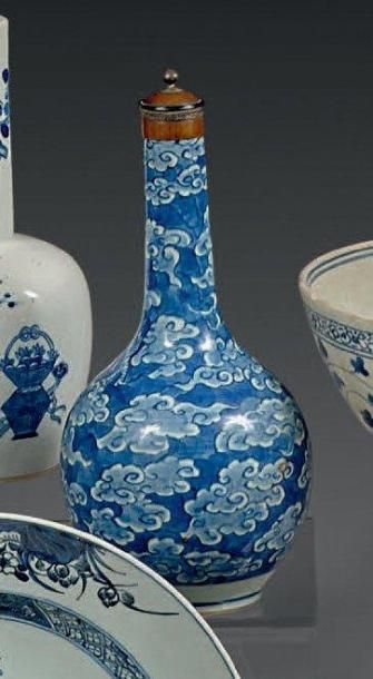 Vase bouteille en porcelaine décorée en bleu...