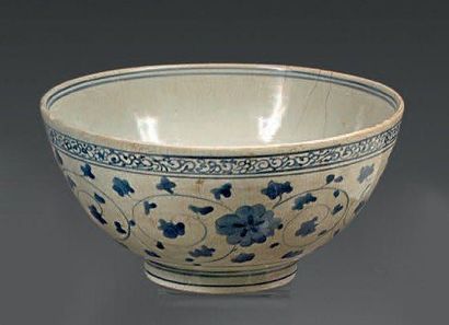 null Bol en porcelaine à décor de fleurs. Chine, XIXe siècle. (Fêlure). Hauteur:...
