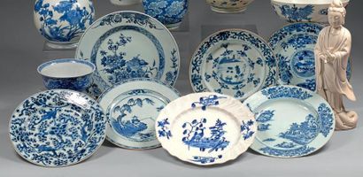 Sept assiettes en porcelaine décorée en bleu...
