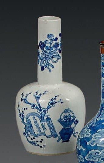 null Vase en porcelaine à décor en bleu sous couverte d'objets mobiliers. Marque...