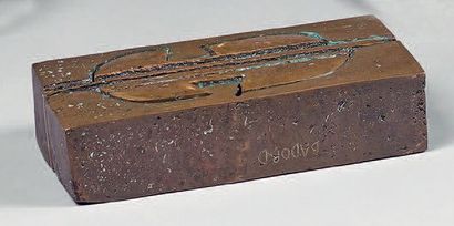 JACQUELINE BADORD (NÉE EN 1917) Violoncelle en trois éléments Épreuve en bronze patiné,...