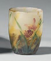 DAUM Gobelet. Épreuve de tirage industriel réalisée en verre marmoréen. Décor d'Ophrys...