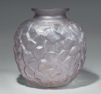 RENÉ LALIQUE (1860-1845) Vase "Charmille". Épreuve de tirage industriel réalisée...