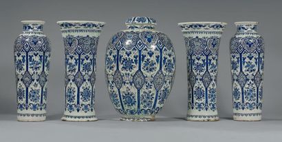 DELFT Grande garniture composée de quatre vases cornet et un grand vase globulaire...