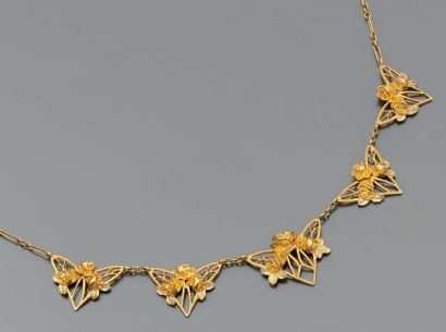 null Collier draperie en or jaune orné de cinq motifs fleurs. Vers 1900. Poids: 11...