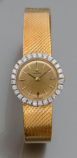 OMEGA Montre-bracelet de dame en or jaune, la montre de forme ronde, le cadran satiné,...