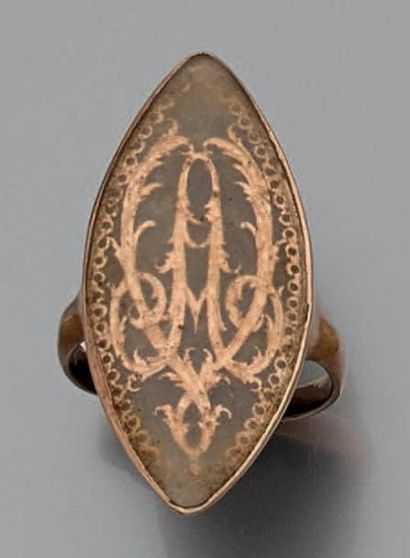 null Bague marquise en or jaune ornée d'un monogramme AV. Début du XIXe siècle. Tour...