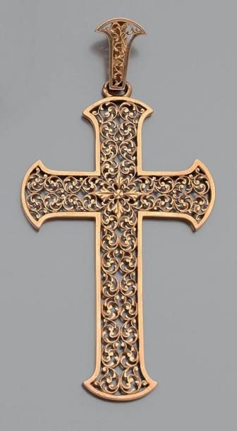 null Pendentif croix en or jaune ajouré décoré d'agrafes de feuillages. XIXe siècle....