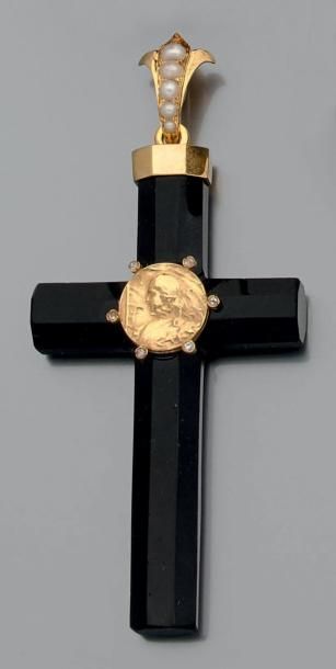null Croix pendentif en onyx à pans de section octogonale sertie d'une médaille représentant...