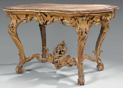 null Table de milieu de forme mouvementée en bois doré sculpté de feuillages. Pieds...