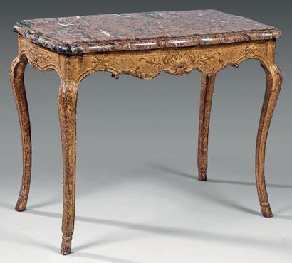 null Petite table de milieu en bois doré sculpté de coquilles stylisées et feuillages....