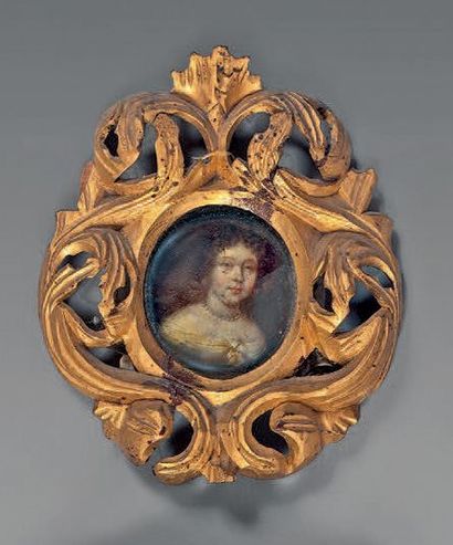 École FRANÇAISE du XVIIIe siècle Portrait de femme Miniature ronde. Cadre en bois...