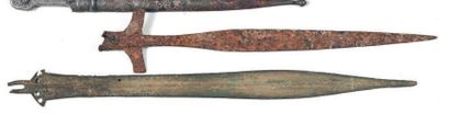 null Deux pièces de fouille:- Pointe de lance en fer.Longueur: 55 cm- Lame d'épée...