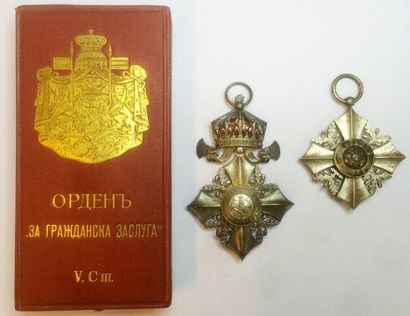 BULGARIE Ordre du Mérite Civil, deux croix d'argent de 6e classe sans ruban, l'une...
