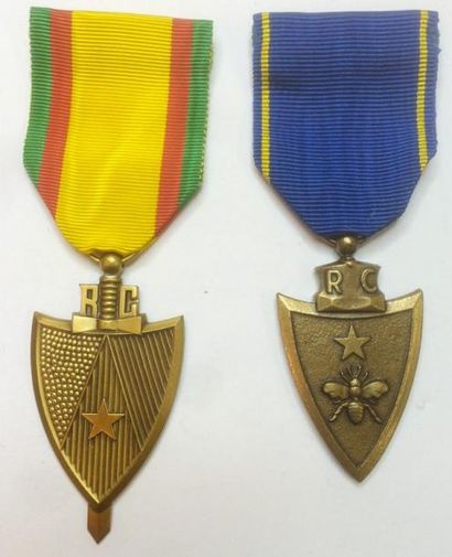 Cameroun Lot de deux médailles: une médaille de la Vaillance, en bronze, modèle à...