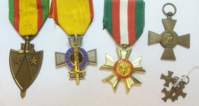 AFRIQUE Lot de trois médailles avec ruban: Cameroun, médaille de la Vaillance, en...
