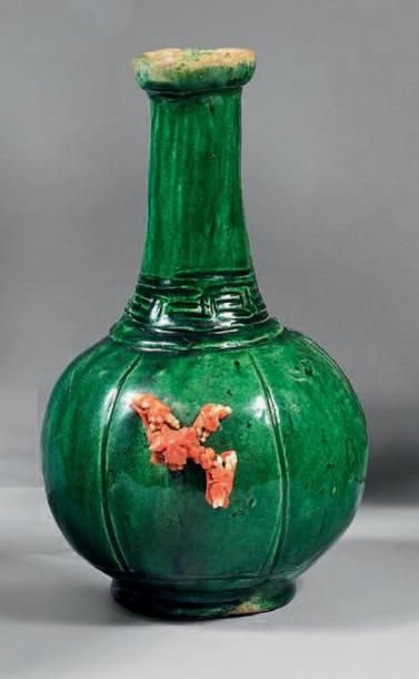 CHINE - Epoque MING (1368-1644) 
Vase à haut col en grès émaillé vert à l'extérieur...