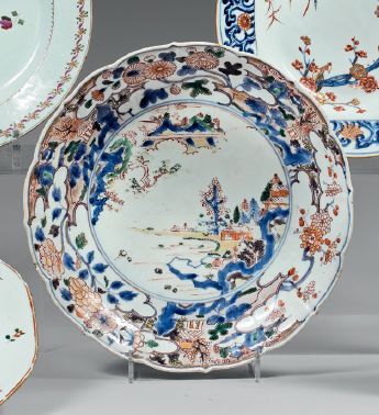 JAPON, Imari - Milieu de l'époque Edo (1603-1868) 
Assiette lobée en porcelaine à...