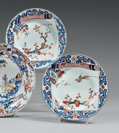 CHINE - Époque KANGXI (1662-1722) 
Paire d'assiettes creuses en porcelaine à décor...