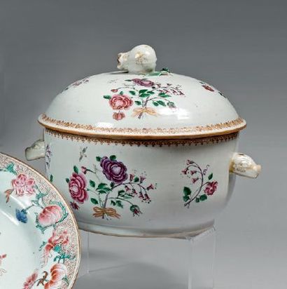 CHINE - époque Qianlong (1736-1795) 
Terrine couverte en porcelaine à décor en émaux...