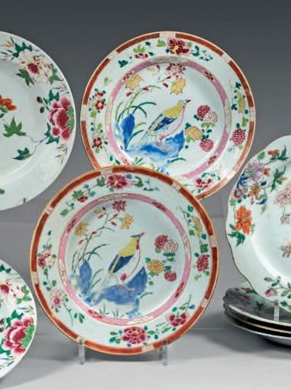 CHINE - époque Qianlong (1736-1795) 
Paire d'assiettes en porcelaine de la famille...
