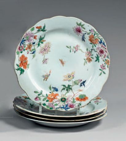 CHINE - époque Qianlong (1736-1795) 
Quatre assiettes lobées en porcelaine décorée...