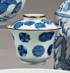 VIETNAM, Hue - XIXe siècle 
Bol couvert en porcelaine à décor en bleu de Hue de médaillons...