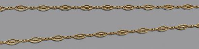 null Collier articulé en or jaune, les maillons de forme ovale à décor de filigranes.
XIXe...