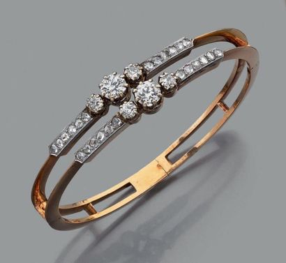 null Bracelet ouvrant en or et argent, le centre serti de six diamants de taille...