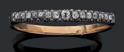 null Bracelet rigide et ouvrant en or, le centre serti d'une ligne de quinze diamants...
