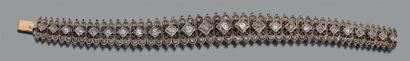 null Bracelet articulé de style néo-gothique serti d'une ligne de diamants de taille...