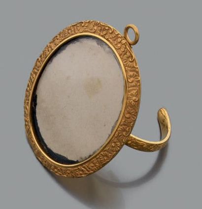 null Bracelet rigide orné d'un motif ovale en or jaune pouvant renfermer une miniature...