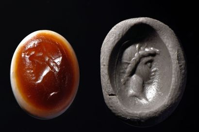 null Intaille gravée d'une tête d'Athéna de profil à gauche. Agate rubanée.
Art romain,...