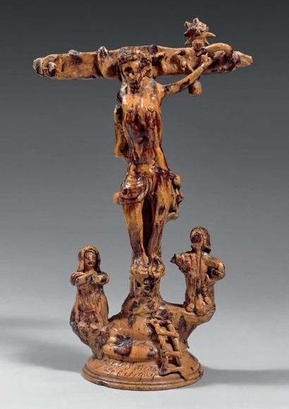 Émile CHAMI (1910-1992) 
Crucifix sur base circulaire à glaçure jaune-orangée et...