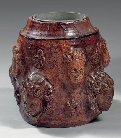 Émile CHAMI (1910-1992) 
Vasque cylindrique à col rétréci à décor émaillé brun de...