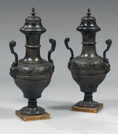 null Rare paire de vases couverts en bronze patiné orné de frises avec coquilles,...