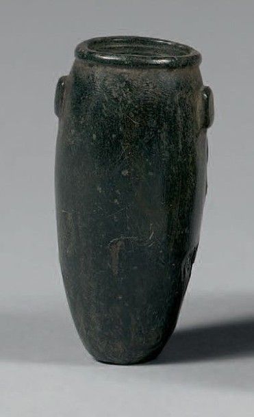 null Vase à fard. Pierre noire, deux petites anses figurées.
Égypte, Moyen Empire.
Hauteur:...