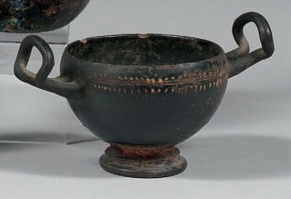 null Coupe à anses. Céramique à décor peint de pampres.
Gnathia, IVe siècle avant...