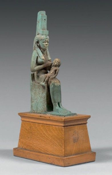 null Isis assise allaitant Horus enfant. Faïence vert clair.
Pieds et partie des...