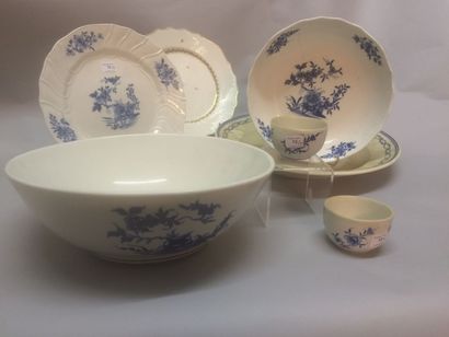 TOURNAI Saladier, coupe ronde, plat et deux assiettes décorés en camaïeu bleu et...