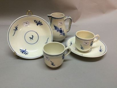 LOCRÉ et ARRAS Pot à lait, deux tasses et leurs sous-tasses décorés en camaïeu bleu...