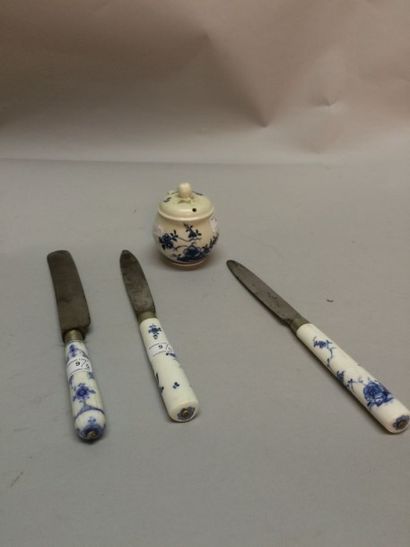 TOURNAI Pot à lait et deux manches de couteaux décorés de fleurs en camaïeu bleu....