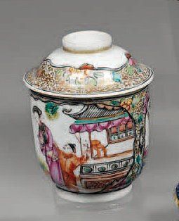 null CHINE POT COUVERT, décor polychrome et or de scènes animées dans des réserves...