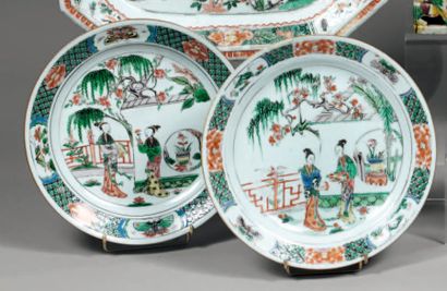 null CHINE DEUX PLATS ronds, décor polychrome des émaux de la famille Verte au centre...