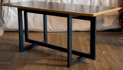 TRAVAIL MODERNE 
Table bureau, plateau de forme rectangulaire en mélaminé noir, ceinturé...