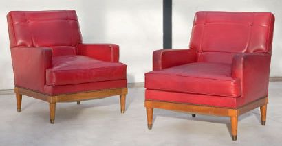 Maison JANSEN 
Suite de trois fauteuils de style Louis XVI garnis de cuir rouge,...